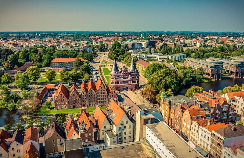 Ansicht von oben auf das Holstentor in Lübeck.