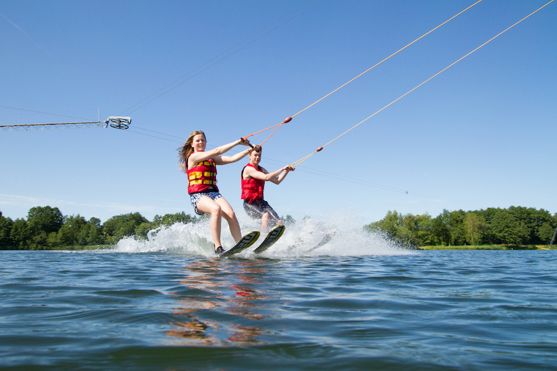 2 Kinder auf Wasserski im Wakeboardpark Süsel. Copyright M.Ebert