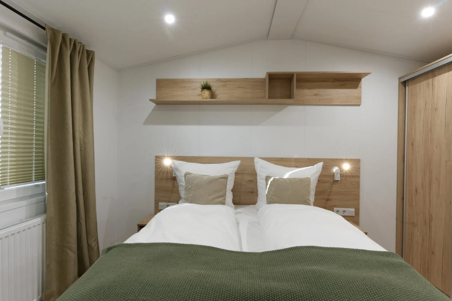 Schlafzimmer mit Verdunkelungslissee im Ferienhaus Scharbeutz "KleineDuene".