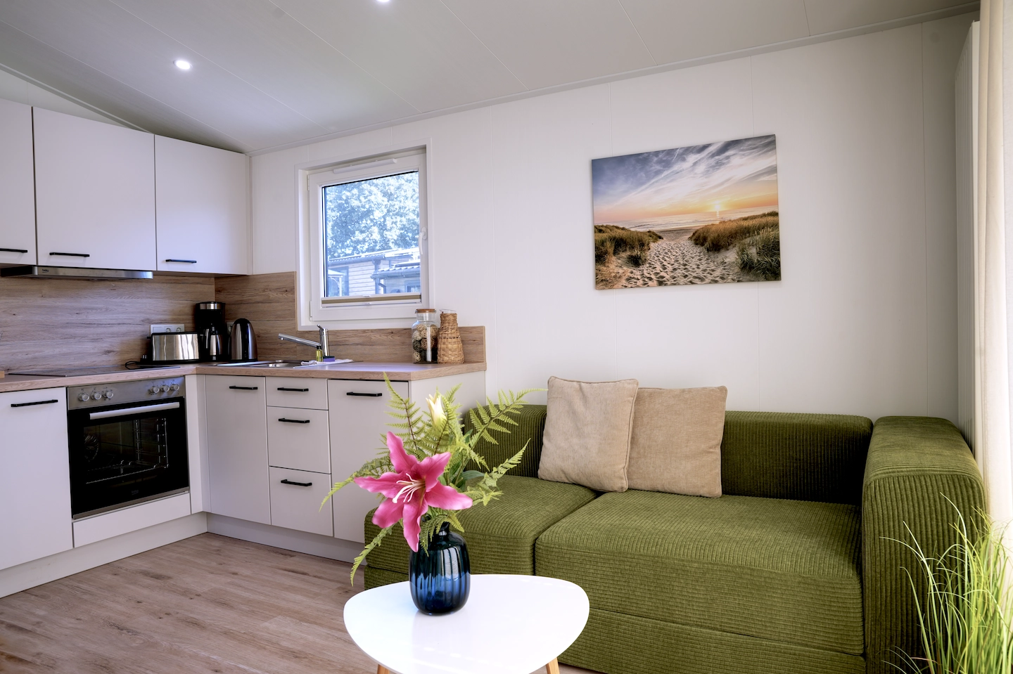 Ferienhaus KleineDüne Scharbeutz - Wohnbereich mit Küche und Sofa